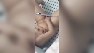 Phát hiện em gái phòng bên đang thủ dâm sv gọi trêu làm em giật cả mình