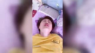 Máy bay bối rối vì đang trong cơn sướng mà thằng em cứ quay phim