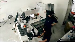 Vợ check cam thấy chồng gạ nhân viên và cái kết, bé nv xinh thật sự