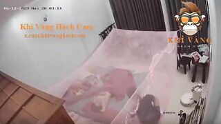Con vợ phé lồn chuẩn bị địt với chồng thì thằng con dậy phá hỏng hết bánh kẹo