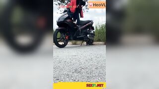 Độc lạ, Chở cô giáo ra giữa đường lút cán djt nhau đái ra đường