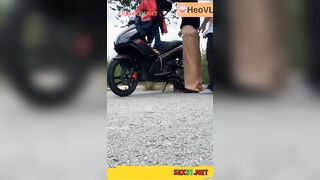 Độc lạ, Chở cô giáo ra giữa đường lút cán djt nhau đái ra đường