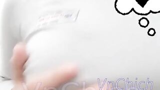 Em gái vạch lồn ra móc ngay trong lớp, bóp vú ra cả sữa xong bôi lên người bạn
