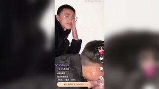 em gái bị bọn bạn bắt cởi hết quần áo quỳ xuống nói em là con chó cái rồi live tiktok