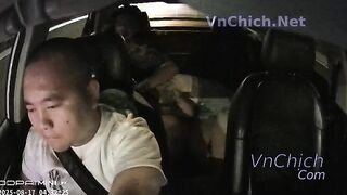 Anh taxI khổ nhất thế giới, Lái xe nhìn học sinh djt nhau