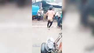 Em gái tranh địa bàn bị nó tụt quần móc lồn địt ngay giữa chợ