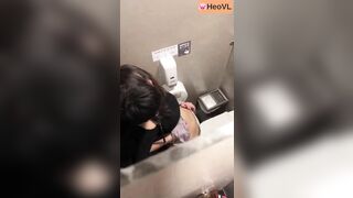 Quay lén Cặp đôi địt nhau trong nhà vệ sinh công cộng bị quay lại 2