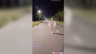 Em nghiện phô dâm public cởi đồ khỏa thân thích chở anh đi dạo buổi tối