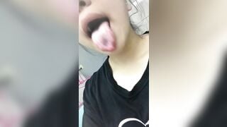 Con nhỏ nì, mới tí tuổi đầu, đã làm trò khó coi, tự quay clip rồi đăng lên MXH!