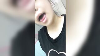 Con nhỏ nì, mới tí tuổi đầu, đã làm trò khó coi, tự quay clip rồi đăng lên MXH!