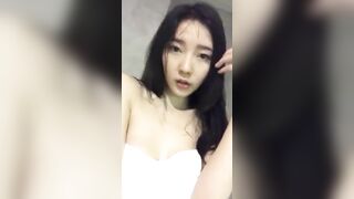 Teen học sinh cấp 3 tập tắm thủ dâm đái ra bồn tắm