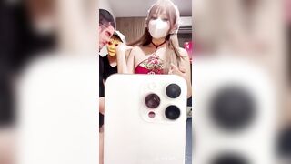 Các em gái xinh livestream show hàng