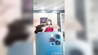 Các em gái xinh livestream show hàng 2