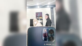 Các em gái xinh livestream show hàng 2