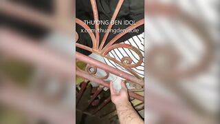 Độc lạ, Qua nhà e chs mà bố e khoả cửa nên sục cu ở ngoài luôn