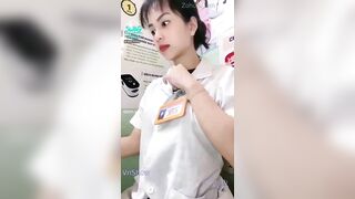 Bé dược sĩ show vú đặt máy rung vào bướm trong giờ làm