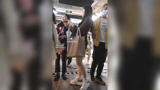 Quay lén dưới váy các cô gái