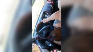 Vừa lái xe mà e bú cu lên đỉnh xuất tinh co giật buồi luôn