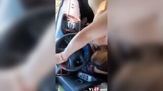 Vừa lái xe mà e bú cu lên đỉnh xuất tinh co giật buồi luôn