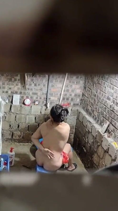 Đêm hôm mà chị hàng xóm tắm rửa kĩ quá