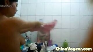 Quay lén được cảnh chị dâu tắm