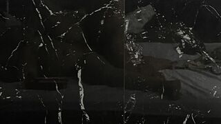 Đeo tai phone nghe tiếng rên của em ấy