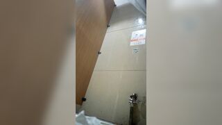Quay lén nữ sinh đi đái.
