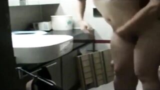 MBBG đang rửa mặt bị Dê Xồm tụt quần hấp diêm từ đằng sau