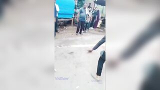 Sao lại tụt quần đánh nhau như thế này  Hóng Hớt Đường Phố