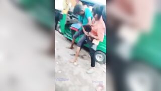 Sao lại tụt quần đánh nhau như thế này  Hóng Hớt Đường Phố