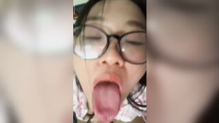 "có ny rồi mà hum nào cũng lm trò đó" - Nhỏ mắt kiếng!
