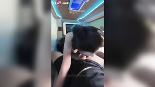 Siêu phẩm chơi em người yê bướm múp trên xe giường nằm