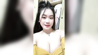 Em thanh trúc vú siêu bự