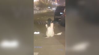 Giận người yêu em gáilột luôn quần áo giữa đường banh lồn vú cho người lạ nhìn