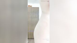 Em gái nhỏ nhắn xinh xắn có cái bím hồng mũm mĩm