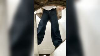 Quay lén các em gái đi đái