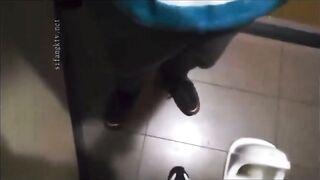 Lôi con bạn thân vào wc trường bắt nó bú cu to đùng của mình sướng vl