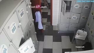 Quay lén phòng thay đồ ở bể bơi gặp đúng em sinh viên bú to