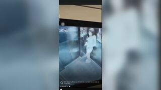 Rượu bia vào người, E học sinh đái trong thang máy bị phát hiện