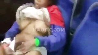 Con đĩ thủ dâm trên xe bus công cộng
