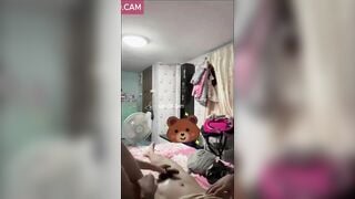 Đang làm bài tập thì bị thg bạn bóp vú nên đè nó trên giường djt luôn