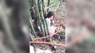 Cho con bồ về quê chơi mà bắt nó nhịn tè lâu quá