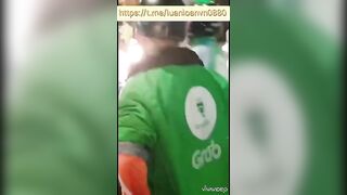 E gái tràn chuồng giữa phố