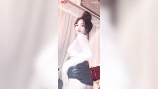 Em nhi baby mặc lọt khe trắng ren thấy chùm lông lồn đen thui nhảy khiêu dâm