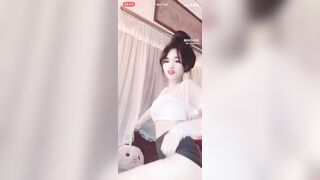 Em nhi baby mặc lọt khe trắng ren thấy chùm lông lồn đen thui nhảy khiêu dâm