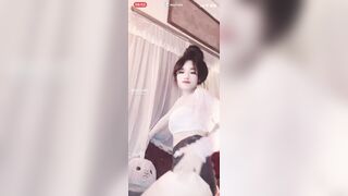 Em nhi baby mặc lọt khe trắng ren thấy chùm lông lồn đen thui nhảy khiêu dâm