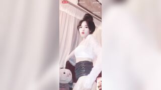Nhi baby dâm mặc sịp ren trắng thấy cả lông lồn