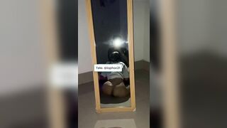 Lộ clip em gái xinh đẹp bú mút trước gương