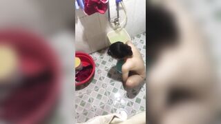 Quay lén các em gái tắm