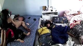 Hai vợ chồng lén nút địt nhau khi cả nhà nằm ngủ bên cạnh,nhìn con vợ cưỡi điêu luyện